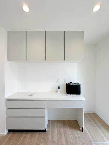 佐伯区皆賀1丁目 No.2の収納|収納力のある大型カップボード☆
備え付けのため耐震性が高く地震の際にも倒れてくる心配はありません♪
キッチンと同じカラーリングのため統一感もあります！