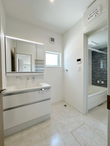 佐伯区皆賀1丁目 No.2の独立洗面台|シャワー付き洗面化粧台☆
洗面台にシャワー機能が付いたもので、シャンプーなども行える多機能洗面台です。また、顔や手を洗うためだけではなく、シャワー付き洗面台を使えば手洗い洗濯などでも利用できます♪