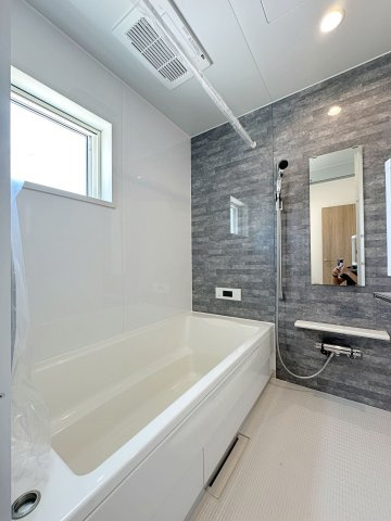 佐伯区皆賀1丁目 No.2の浴室|浴室乾燥機気付き1坪タイプの浴室☆
ユニットバスは、気密性にも優れています。そのため、冬場でもお湯が冷めにくく、暖かい空間を維持することができます。