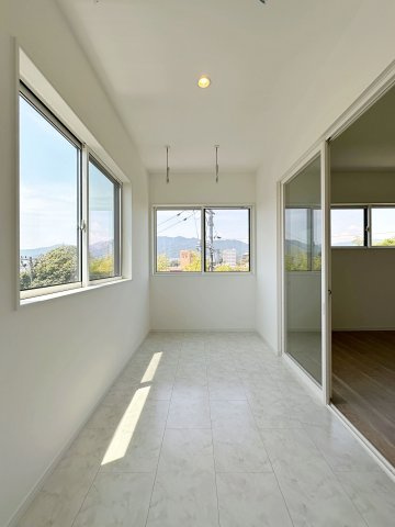 佐伯区皆賀1丁目 No.2のバルコニー|サンルーム☆
天気や花粉などを気にせず洗濯物を干すことができます♪