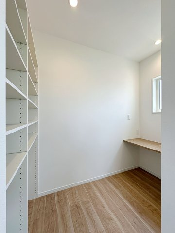 佐伯区皆賀1丁目 No.2の寝室|寝室のワークスペース☆
カウンターもありテレワークや書類整理にもぴったりです♪