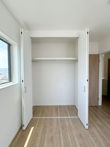 佐伯区皆賀1丁目 No.2の収納|全居室収納☆
5.2帖洋室のクローゼットです♪