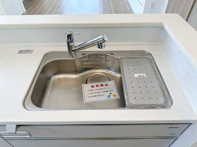 佐伯区皆賀1丁目 No.2のキッチン|浄水機能付きステンレスシンク☆
ステンレスシンクは傷や汚れに強く、お手入れも簡単で使いやすいです♪
さらにワンタッチで浄水に切り替えができる為とても便利です！