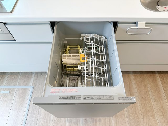 佐伯区皆賀1丁目 No.2のキッチン|4人から5人分の食器洗浄乾燥機☆
水道代の節約にもなり、家事の時短もできる優れ物です♪
スライド式で上から全体が見えるため食器の出し入れもスムーズです♪