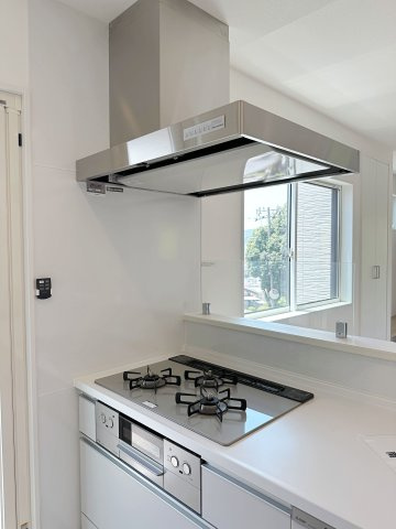 佐伯区皆賀1丁目 No.2のキッチン|都市ガス仕様の3口ガスコンロ☆
高火力のバーナーが使用可能、調理器具を選ばないのがガスコンロ。停電時でも使用可能で安心です♪