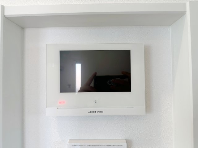 佐伯区皆賀1丁目 No.2の防犯設備|ドアホン☆
来客があったとき、室内からカメラやマイクを使って相手や用件を確認できます。相手を事前に確認することができ、訪問販売対策や防犯面でも役に立つアイテムです♪