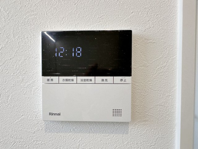 佐伯区皆賀1丁目 No.2の冷暖房・空調設備|浴室乾燥機リモコン☆
冬は浴室内を暖め、夏は涼しくすることができるため、快適な入浴が可能です。浴室乾燥で洗濯物を干せば、衣類がしわになるのを防ぎ、梅雨や花粉の季節も問題ありません♪