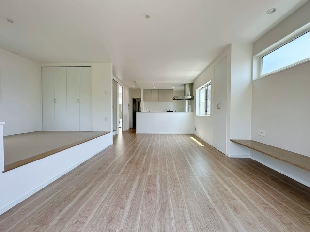 佐伯区皆賀1丁目 No.2の居間・リビング|17.6帖の広々としたリビング☆
完成済のため365日ご案内可能♪
「今日見たい」にも対応します！