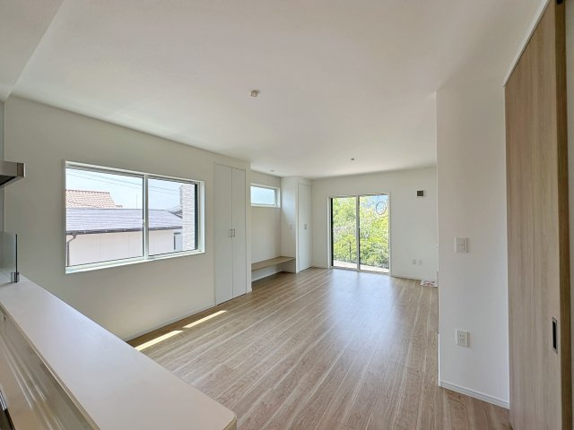 佐伯区皆賀1丁目 No.2の居間・リビング|17.6帖の広々としたリビング☆
キッチンからはリビング全体を見渡すことができます♪