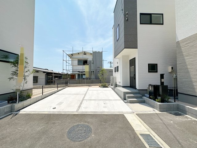 佐伯区皆賀1丁目 No.2の駐車場|車は並列2台駐車可能☆
広々とした駐車スペースは来客時なども安心なので気軽に家族や友人を招くことができます♪