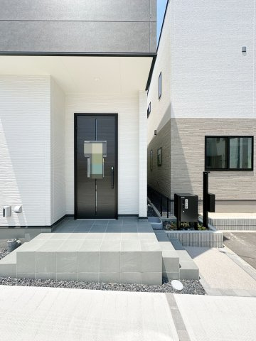 佐伯区皆賀1丁目 No.2の玄関|宅配ボックス付き玄関ポーチ☆
屋根も付いており、雨が降っても濡れる心配はありません♪