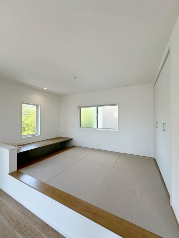 佐伯区皆賀1丁目 No.2の和室|リビングに併設された5帖の和室☆
カウンターもありお子様の学習スペースや遊び場にぴったりです♪