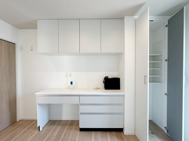 佐伯区皆賀1丁目 No.3の収納|収納力のある大型カップボード☆
備え付けのため耐震性が高く地震の際にも倒れてくる心配はありません♪
キッチンと同じカラーリングのため統一感もあります！