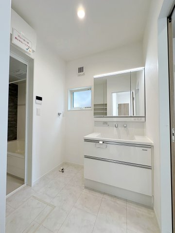 佐伯区皆賀1丁目 No.3の独立洗面台|シャワー付き洗面化粧台☆
洗面台にシャワー機能が付いたもので、シャンプーなども行える多機能洗面台です。また、顔や手を洗うためだけではなく、シャワー付き洗面台を使えば手洗い洗濯などでも利用できます♪