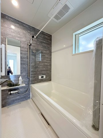 佐伯区皆賀1丁目 No.3の浴室|浴室乾燥機気付き1坪タイプの浴室☆
ユニットバスは、気密性にも優れています。そのため、冬場でもお湯が冷めにくく、暖かい空間を維持することができます。