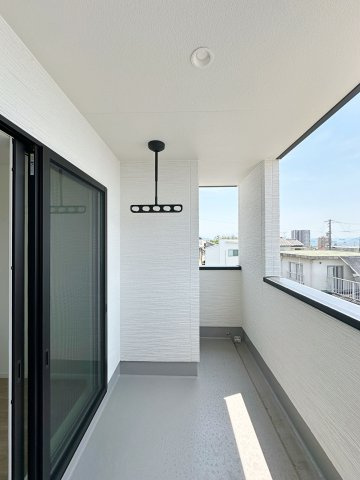 佐伯区皆賀1丁目 No.3のバルコニー|ルーフバルコニー☆
しっかりと屋根がある為、雨の日の洗濯物も安心です♪