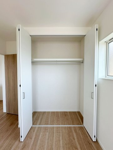 佐伯区皆賀1丁目 No.3の収納|全居室収納☆
5.4帖洋室のクローゼットです♪