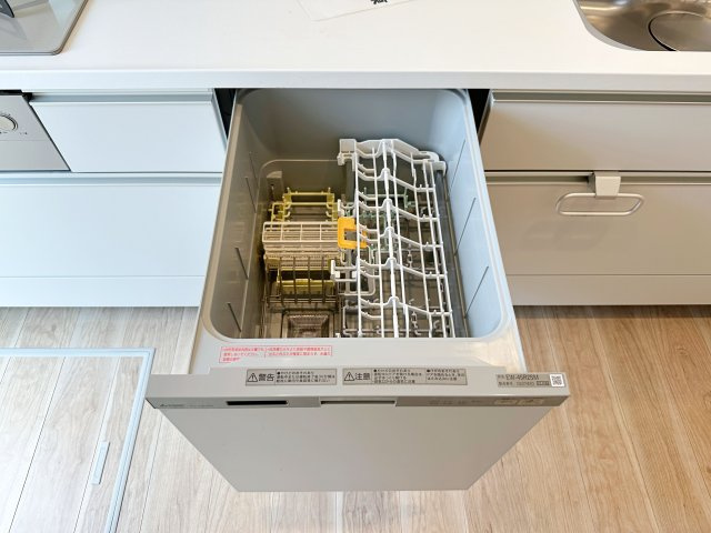 佐伯区皆賀1丁目 No.3のキッチン|4人から5人分の食器洗浄乾燥機☆
水道代の節約にもなり、家事の時短もできる優れ物です♪
スライド式で上から全体が見えるため食器の出し入れもスムーズです♪