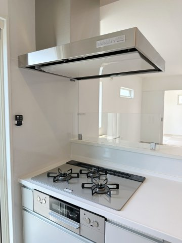 佐伯区皆賀1丁目 No.3のキッチン|都市ガス仕様の3口ガスコンロ☆
高火力のバーナーが使用可能、調理器具を選ばないのがガスコンロ。停電時でも使用可能で安心です♪