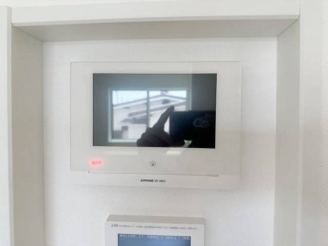 佐伯区皆賀1丁目 No.3の防犯設備|ドアホン☆
来客があったとき、室内からカメラやマイクを使って相手や用件を確認できます。相手を事前に確認することができ、訪問販売対策や防犯面でも役に立つアイテムです♪