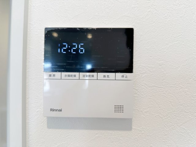 佐伯区皆賀1丁目 No.3の冷暖房・空調設備|浴室乾燥機リモコン☆
冬は浴室内を暖め、夏は涼しくすることができるため、快適な入浴が可能です。浴室乾燥で洗濯物を干せば、衣類がしわになるのを防ぎ、梅雨や花粉の季節も問題ありません♪