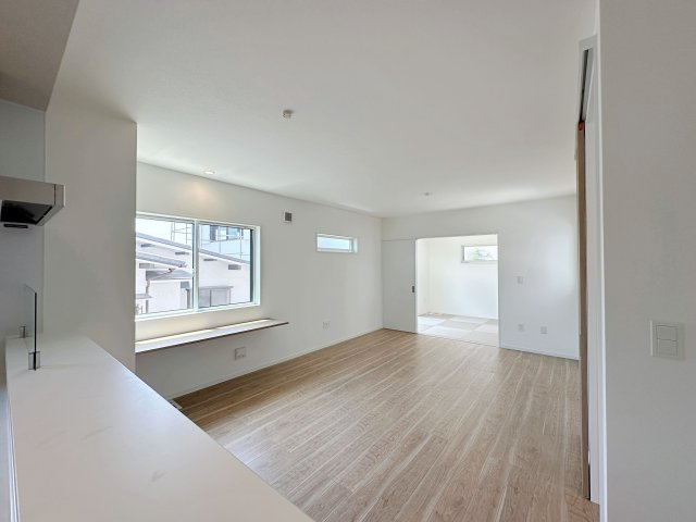 佐伯区皆賀1丁目 No.3の居間・リビング|17.5帖の広々としたリビング☆
キッチンからはリビング全体を見渡すことができます♪