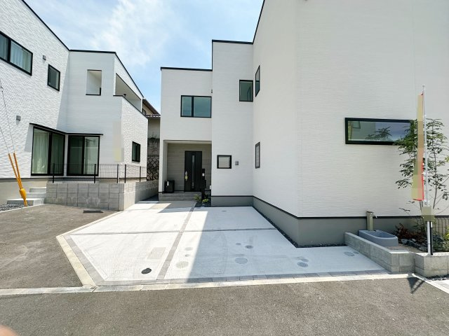 佐伯区皆賀1丁目 No.3の駐車場|車は並列2台駐車可能☆
広々とした駐車スペースは来客時なども安心なので気軽に家族や友人を招くことができます♪