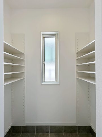 佐伯区皆賀1丁目 No.3の収納|シューズインクローク☆
可動棚で好きな高さに調整可能！靴だけでなく外で使う用具やお子様のおもちゃなども帰ってきてそのまま収納することができます♪