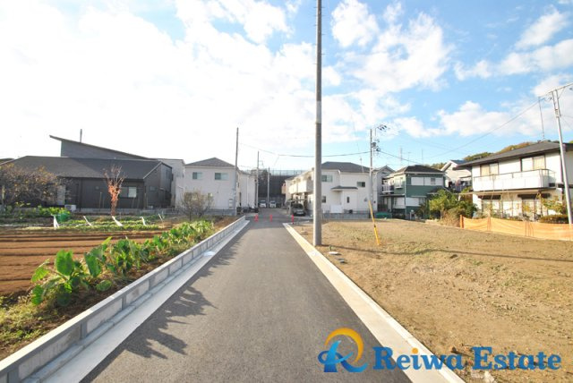 売地　茅ヶ崎市甘沼の前面道路含む現地写真