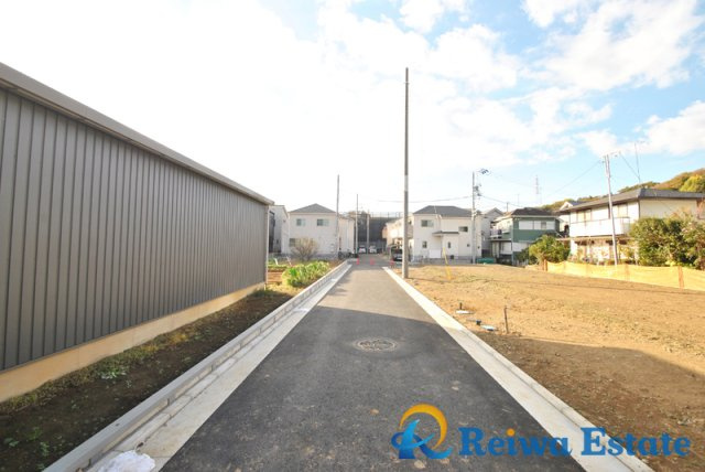 売地　茅ヶ崎市甘沼の前面道路含む現地写真
