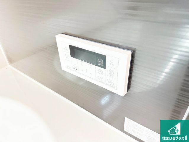 ●奈良市押熊町　第4期　新築一戸建ての発電・温水設備|給湯器リモコン（浴室側）省エネタイプの給湯器でお湯はり・追い炊き自由自在！お子様から高齢者の方まで、みんなが操作しやすいボタン配置です。