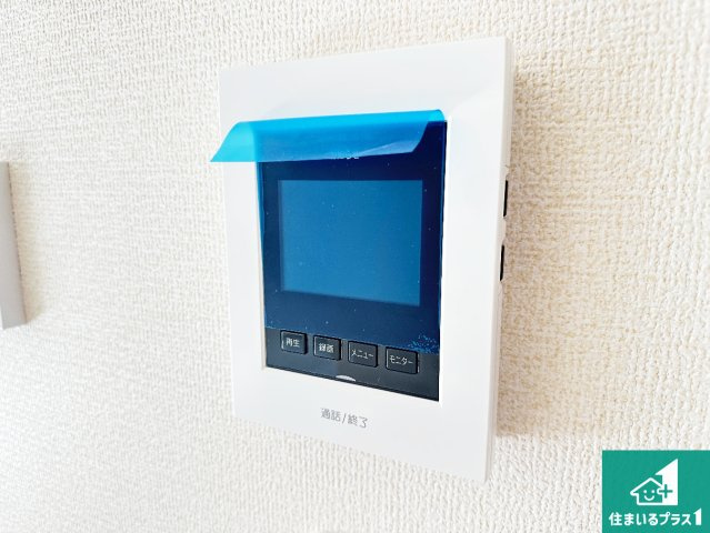 ●奈良市押熊町　第4期　新築一戸建ての防犯設備|カラーモニターインターホン！声だけでなく来訪者の姿や顔がモニターで確認できるので、小さなお子様がいらっしゃるご家庭でも安心できます！