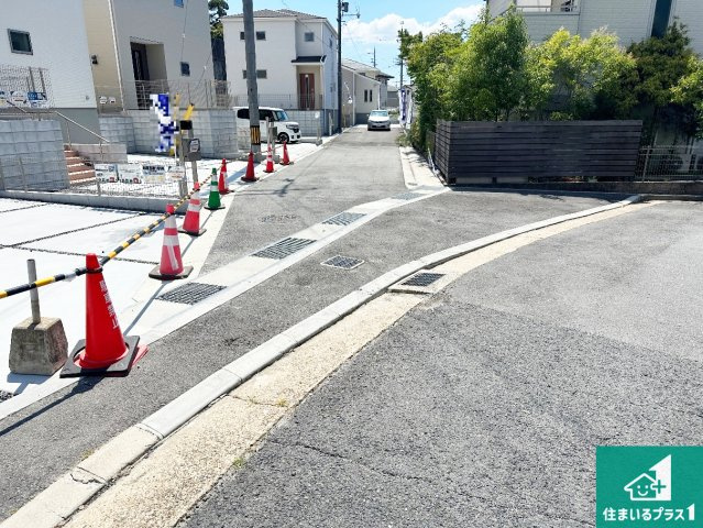 ●奈良市押熊町　第4期　新築一戸建ての前面道路含む現地写真|周辺は閑静な住宅街！前面道路広々で車の出し入れも便利です。駐車が苦手な方でも安心して車庫入れできます！