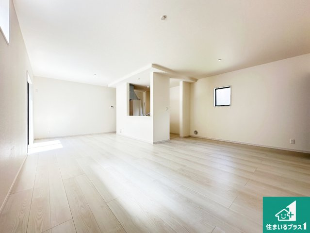 ●奈良市押熊町　第4期　新築一戸建ての居間・リビング|日当たり良好の明るいリビングで朝の目覚めもスッキリできそう！対面キッチンでご家族のコミュニケーションも自然と増える設計！小さなお子様が遊ぶスペースを作っても広々とくつろげるLDK！