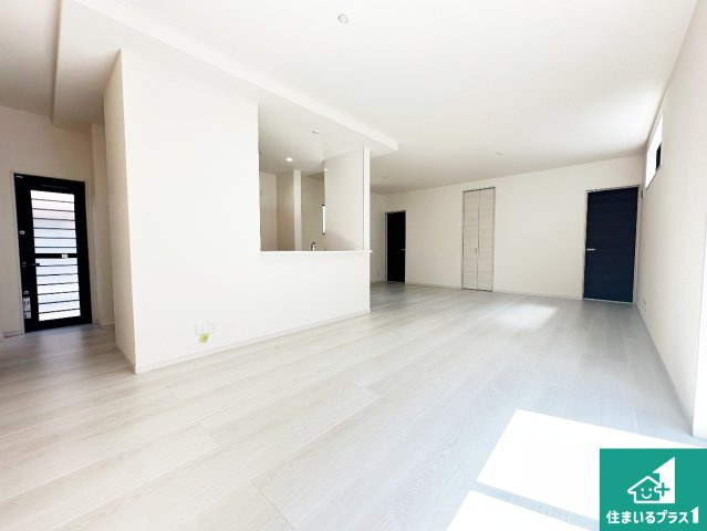 ●奈良市押熊町　第4期　新築一戸建ての居間・リビング|シンプルなリビングは、観葉植物等のインテリアを楽しめますね！パパ好みにも、ママ好みにも家具次第で雰囲気を変えることができます！