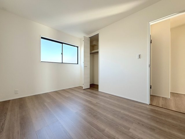 リーブルガーデン　江南市安良町　全3区画分譲の洋室|全居室にたっぷり収納できる大型クローゼット、居室部分の窓ガラスには間に空気層を設けたペアガラスを採用。
高い断熱性と共にガラス面の結露対策にも効果を発揮します。
