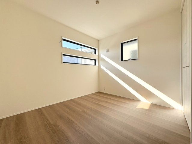 リーブルガーデン　江南市安良町　全3区画分譲の洋室|全居室にたっぷり収納できる大型クローゼット、居室部分の窓ガラスには間に空気層を設けたペアガラスを採用。
高い断熱性と共にガラス面の結露対策にも効果を発揮します。
