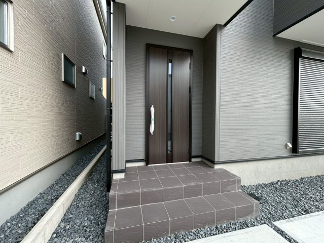 リーブルガーデン　江南市安良町　全3区画分譲の玄関|【ピッキング防止機能付き玄関ドア錠】玄関ドアの鍵は上下に２つあり、内側の下段は脱着サムターンキー。
鍵を不正に開錠されても、もう１つの鍵でピッキングを防ぎます。防犯性の高い仕様になっています。