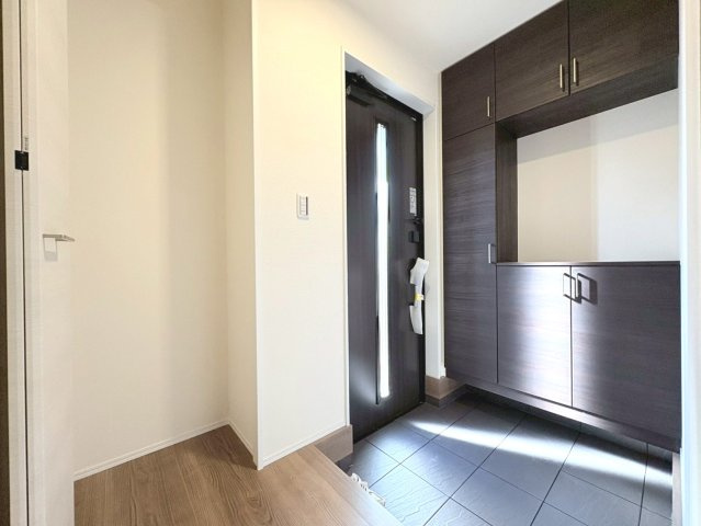 リーブルガーデン　江南市安良町　全3区画分譲の玄関|大容量のシューズ収納付きで玄関周りもすっきり！玄関ドアからの光が玄関ホールを明るくしてくれます。