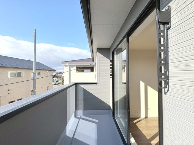 リーブルガーデン　江南市安良町　全3区画分譲のバルコニー|バルコニーは南向きで洗濯物もよく乾きます！強度と表面積硬度を持つFPRで防水しています。