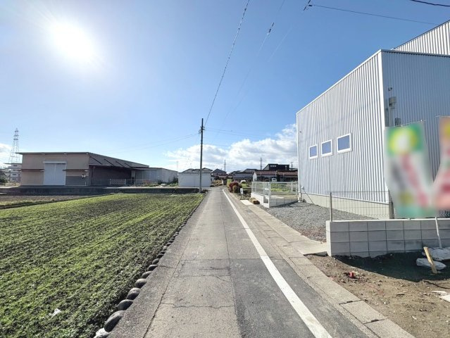 リーブルガーデン　江南市安良町　全3区画分譲の玄関|【ピッキング防止機能付き玄関ドア錠】玄関ドアの鍵は上下に２つあり、内側の下段は脱着サムターンキー。
鍵を不正に開錠されても、もう１つの鍵でピッキングを防ぎます。防犯性の高い仕様になっています。