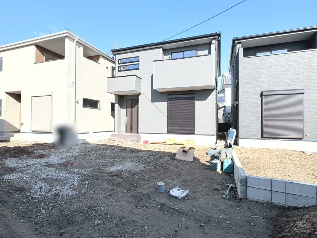 リーブルガーデン　江南市安良町　全3区画分譲の玄関|大容量のシューズ収納付きで玄関周りもすっきり！玄関ドアからの光が玄関ホールを明るくしてくれます。