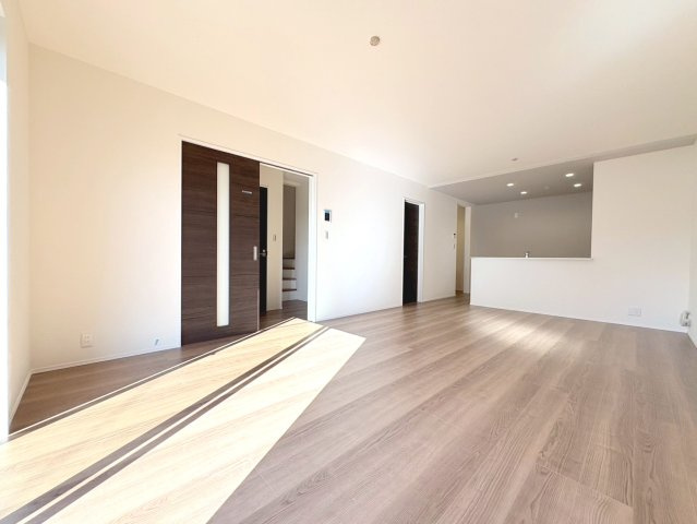 リーブルガーデン　江南市安良町　全3区画分譲の居間・リビング|明るい日差しをふんだんに取り込んだリビングダイニングは家族の笑顔につつまれた素敵な空間になります。
一建設の家は精度が高く丈夫な工法を採用し、「住宅トップランナー基準」に対応しています。