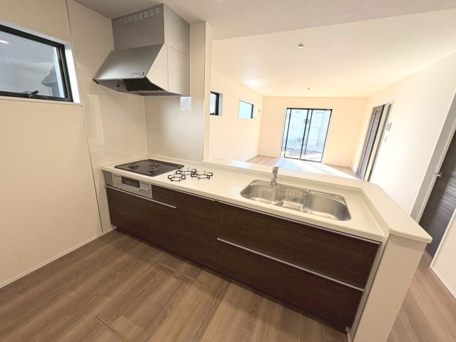 リーブルガーデン　江南市安良町　全3区画分譲のキッチン|機能的で手入れがしやすいシステムキッチンでお掃除も楽々。蛇口は浄水器内蔵型で節湯CI対応水栓です。　
人造大理石カウンターやキッチンパネルなど明るくきれいにお使いいただけます。