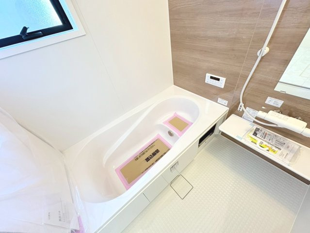 リーブルガーデン　江南市安良町　全3区画分譲の浴室|明るく清潔感がある浴室。浴槽は環境にやさしい節水タイプ。浴槽内ステップで半身浴、親子入浴も安心です。
洗い場の床は乾きやすく滑りにくい快適仕様、水はけが良くカビの発生を軽減できます。
