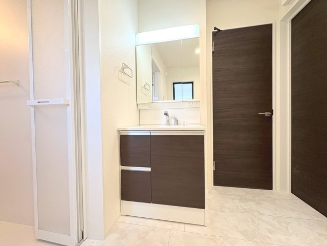 リーブルガーデン　江南市安良町　全3区画分譲の居間・リビング|明るい日差しをふんだんに取り込んだリビングダイニングは家族の笑顔につつまれた素敵な空間になります。
一建設の家は精度が高く丈夫な工法を採用し、「住宅トップランナー基準」に対応しています。