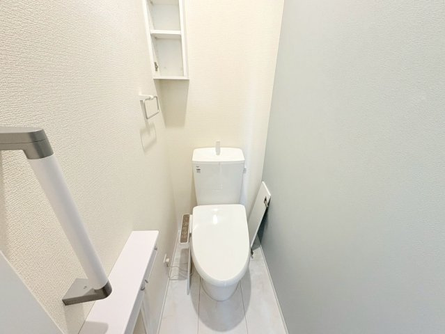 リーブルガーデン　江南市安良町　全3区画分譲のトイレ|超表面平滑加工とイオンパワーの「セフィオンテクト」加工で、汚れが付きにくく落ちやすい仕様で清潔です。
便器にフチがないので汚れが隠れて見えない部分がありません。お手入れがとってもラクラクです。