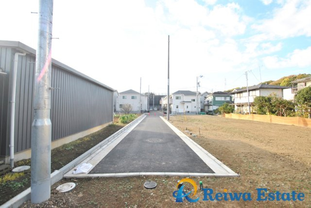 売地　茅ヶ崎市甘沼の前面道路含む現地写真