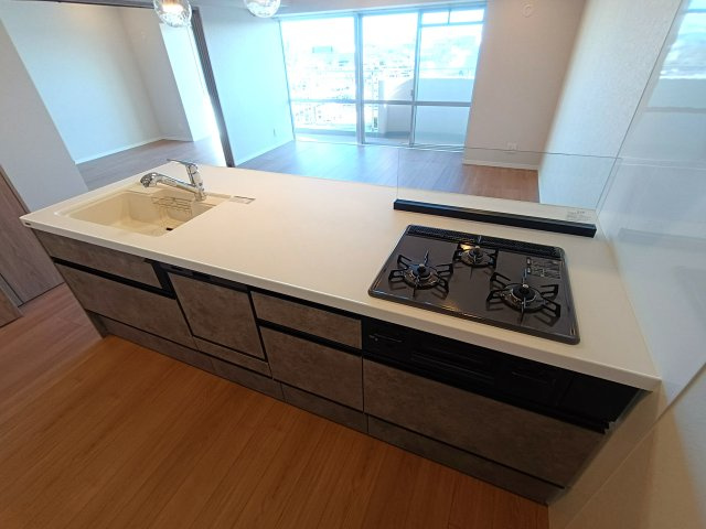 パークフィールドみさとテラ・ウエスト5街区2号館のキッチン|キッチンからリビングが見渡せるので、お子様を安心して遊ばせながら家事ができますね