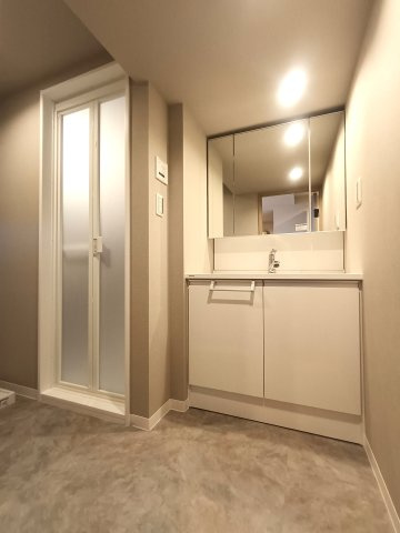 パークフィールドみさとテラ・ウエスト5街区2号館の洗面所|明るい洗面所です